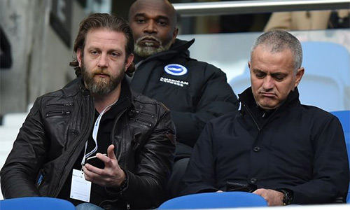 Mourinho ngồi trên khán đài xem trận Brighton - Boro hôm qua. Ảnh: PA.