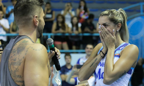 Thaisa Menezes (phải) bật khóc khi được cầu hôn trên sân đấu. Ảnh: Globo.com.