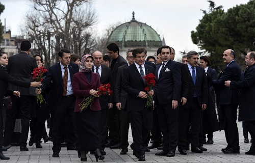 Thủ tướng Thổ Nhĩ Kỳ Ahmet Davutoglu đặt hoa tưởng niệm các nạn nhân vụ đánh bom tự sát tại Istanbul ngày 13/1. Ảnh: AFP