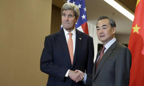 Ngoại trưởng Mỹ John Kerry, trái, cùng người đồng cấp Vương Nghị trong cuộc gặp tại Bắc Kinh. Ảnh: Reuters