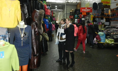 Nhiều khách người Nga đến chợ chỉ ngắm chứ không mua.