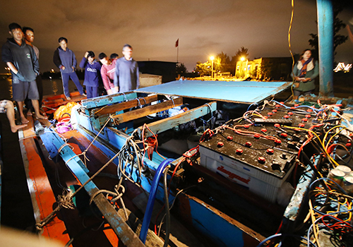 Một tàu cá của ngư dân Quảng Ngãi bị tàu phía Trung Quốc đâm chìm, hư hỏng nặng.