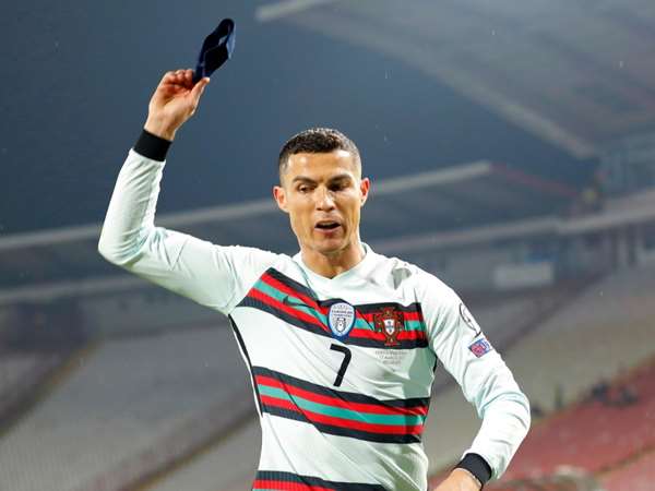 Tin thể thao sáng 29/3: Ronaldo tiếp tục nhận gạch đá vì ném băng đội trưởng