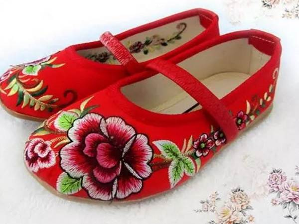 Để gì dưới gầm giường cho vợ chồng hạnh phúc:  Đôi giày thêu hoa